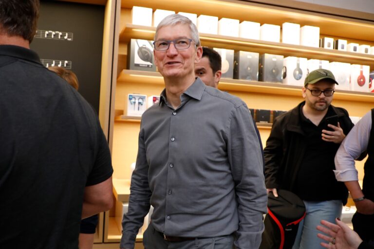 Apple temporarily closes California stores as virus cases mount