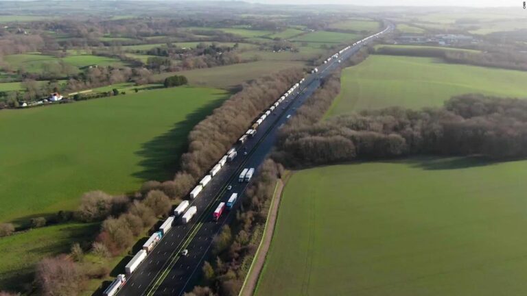 Brexit trade deal: ‘No deal’ looms as truck drivers queue for hours at port