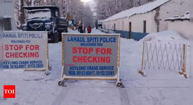 Snowfall blocks 121 roads in Himachal Pradesh | Shimla News – Times of India