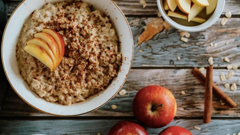 Calcium-Rich Breakfast: How To Make Delicious Apple And Cinnamon Porridge