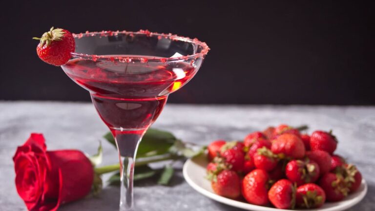 7 Romantic Cocktails To Celebrate Valentines Day With Your Loved One