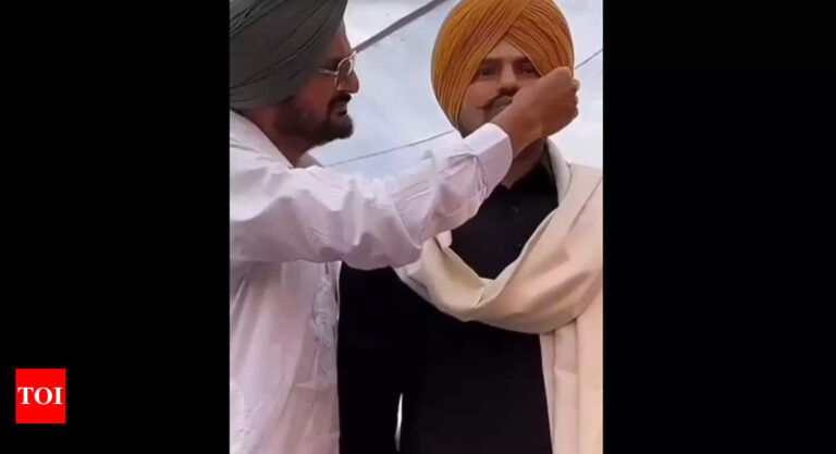 Sidhu Moose Wala’s father unveils the statue of the slain singer on his first barsi; video goes viral – Times of India