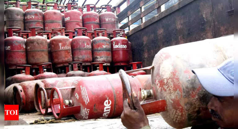 Lpg: Commercial LPG cylinder prices slashed by Rs 91.50 in Delhi – Times of India