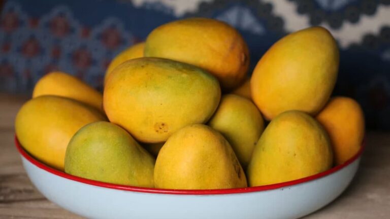 Should You Soak Mangoes In Water Before Eating? Nutritionist Busts Myths