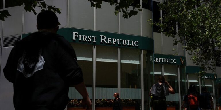 WSJ News Exclusive | JPMorgan, PNC Submit Bids to Buy First Republic in Government-Led Sale