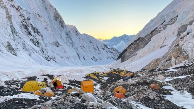 American mountaineer dies during climb to Mount Everest | CNN