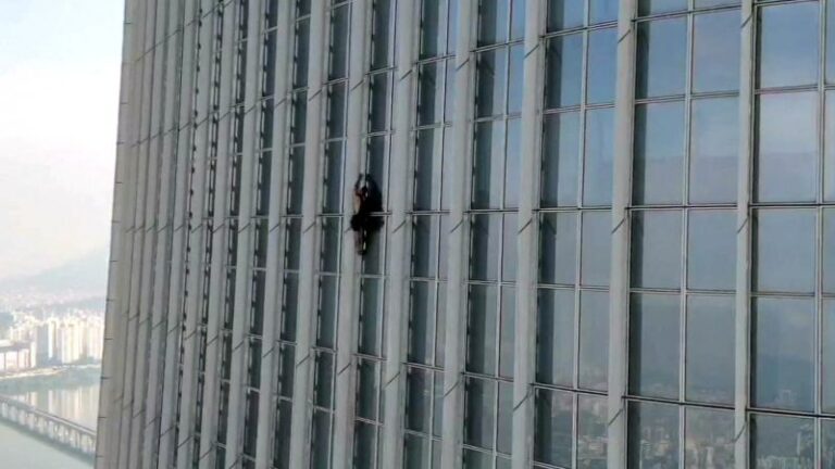 British man climbs 72 floors up the outside of South Korea’s Lotte Tower in Seoul | CNN