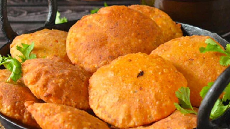 Make Your Dinner Special With This Delectable Masala Methi Puri Recipe