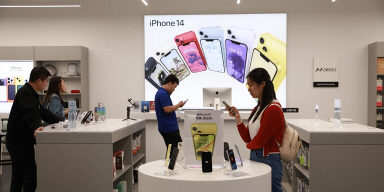 Apple Sees Third Straight Quarter of Falling Sales, but Services Unit Hits Record