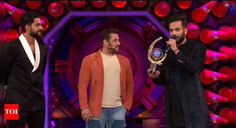 Bigg Boss OTT 2 winner: Wildcard entrant Elvish Yadav creates history, lifts the trophy and takes home cash prize of Rs 25 lakh – Times of India