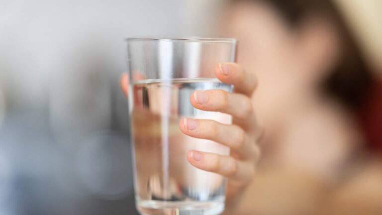 What Are The Risks And Benefits Of Drinking Cold Water?