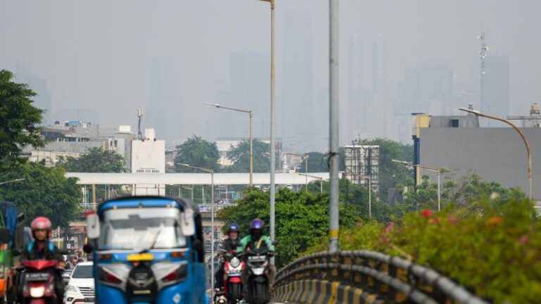 Jakarta orders civil servants to work from home to fight soaring pollution