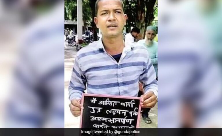 UP Man Surrenders Before Police With “Don’t Shoot Me” Placard Around Neck