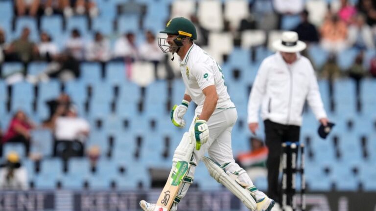 SA vs IND, Boxing Day Test: Dean Elgar smashes his bat in frustration after missing out on double-hundred
