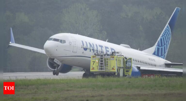 United Airlines jet rolls off runway with 166 aboard; 3rd Boeing mishap in a week – Times of India