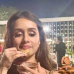 “Ginna Bhool Gayi,” Says Shraddha Kapoor While Eating Pani Puri