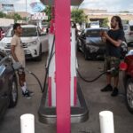 U.S. finalizes new lower fuel economy standards in boost for gas-powered vehicles
